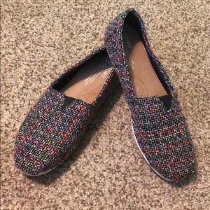 BASICALLY BRAND NEW TOMS 9.5